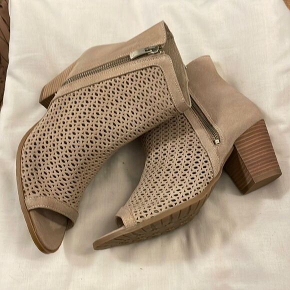 ERIC MICHAEL TAUPE OPEN YOE BOOTIES.  NEW IN BOX - Picture 1 of 12